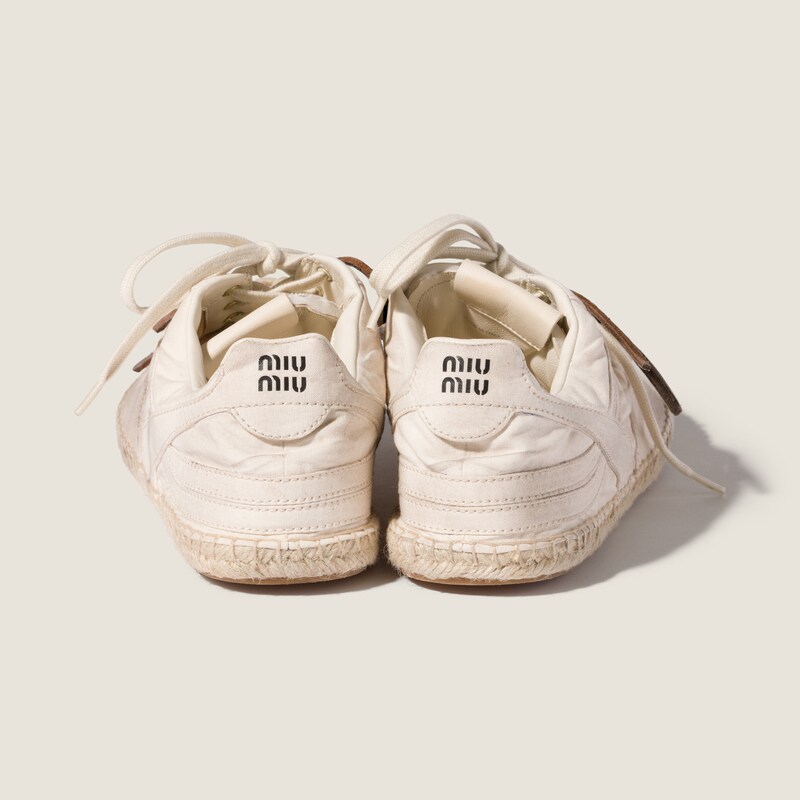 Gymnasium canvas sneakers