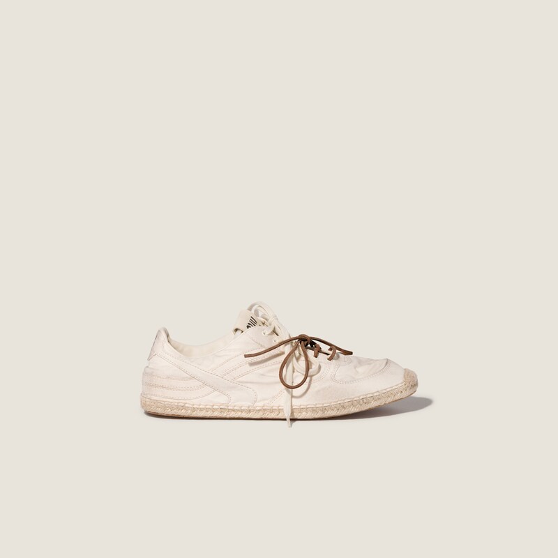 Gymnasium canvas sneakers