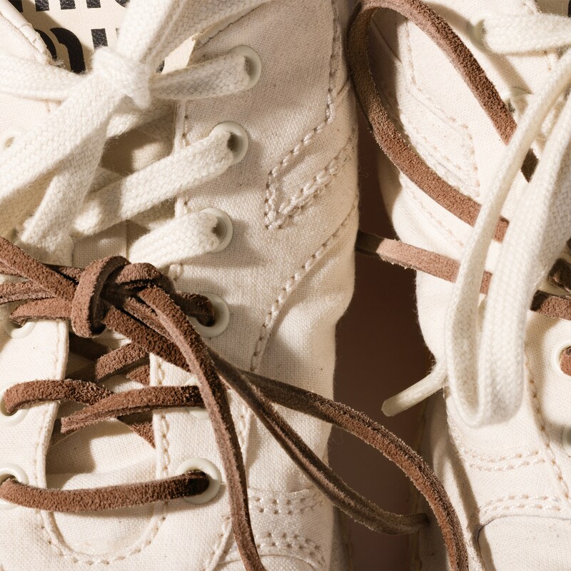 Gymnasium canvas sneakers
