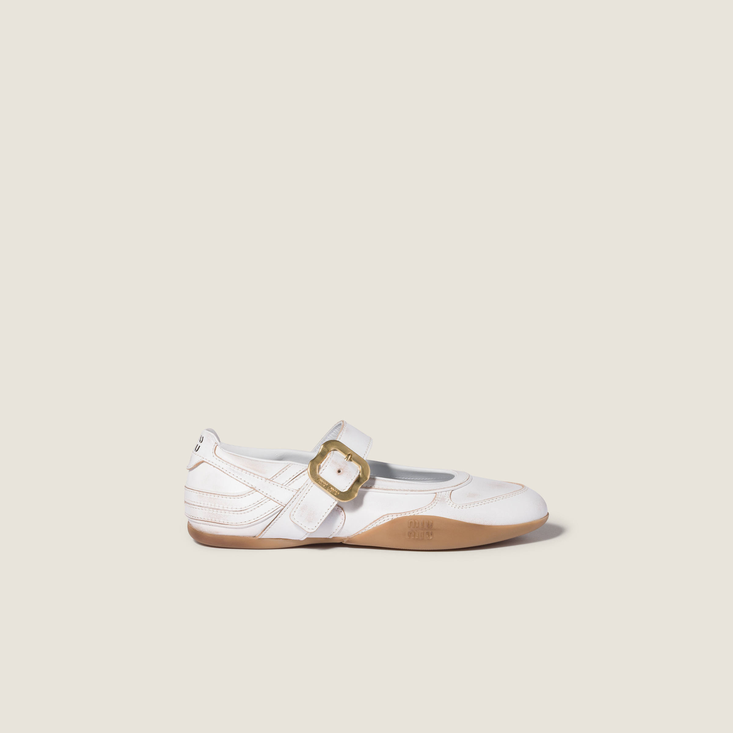 Gymnasium leather ballerinas with strap and buckle
