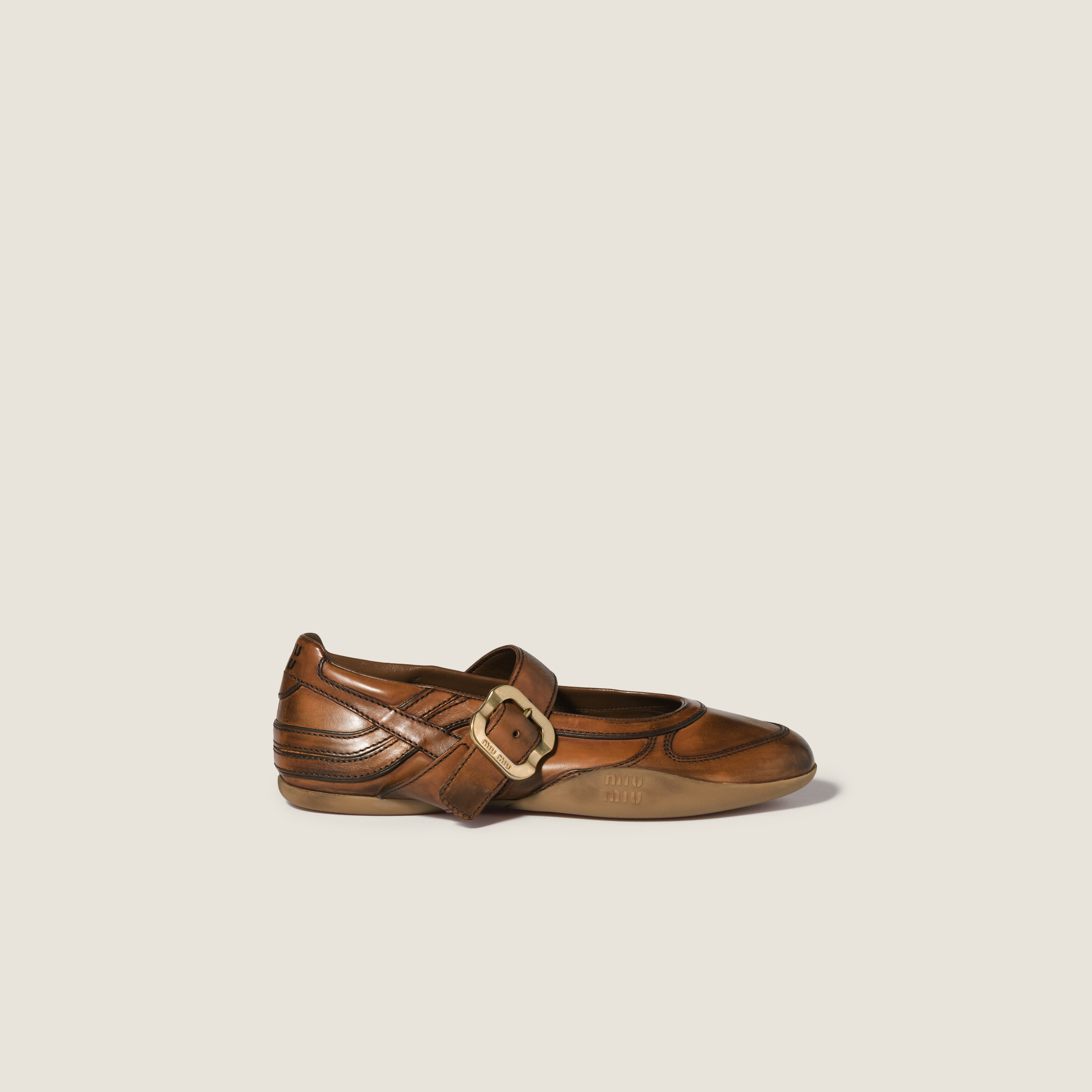 Gymnasium leather ballerinas with strap and buckle