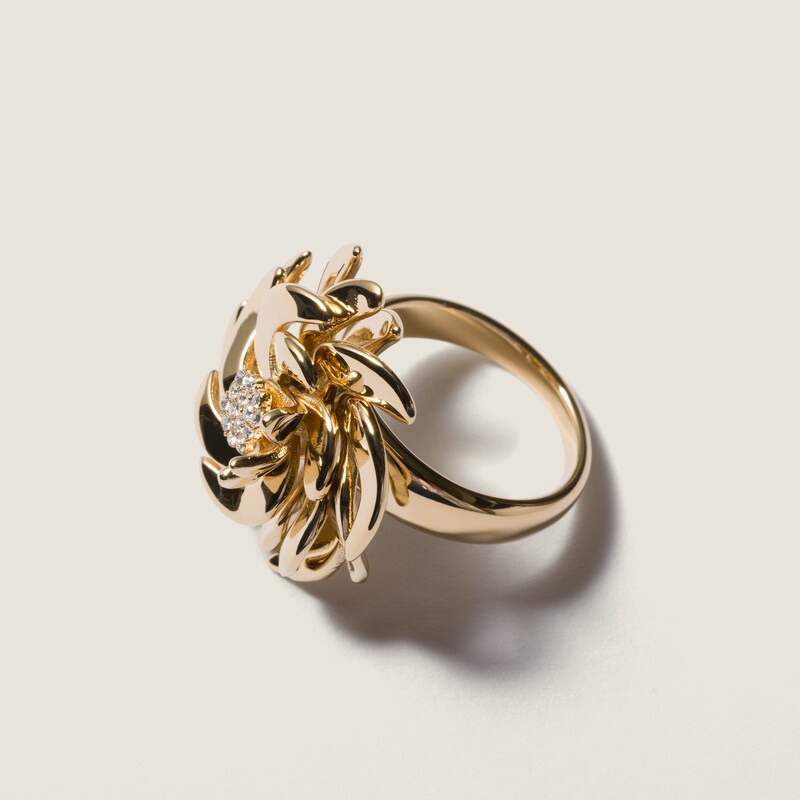 Metal ring with crystals