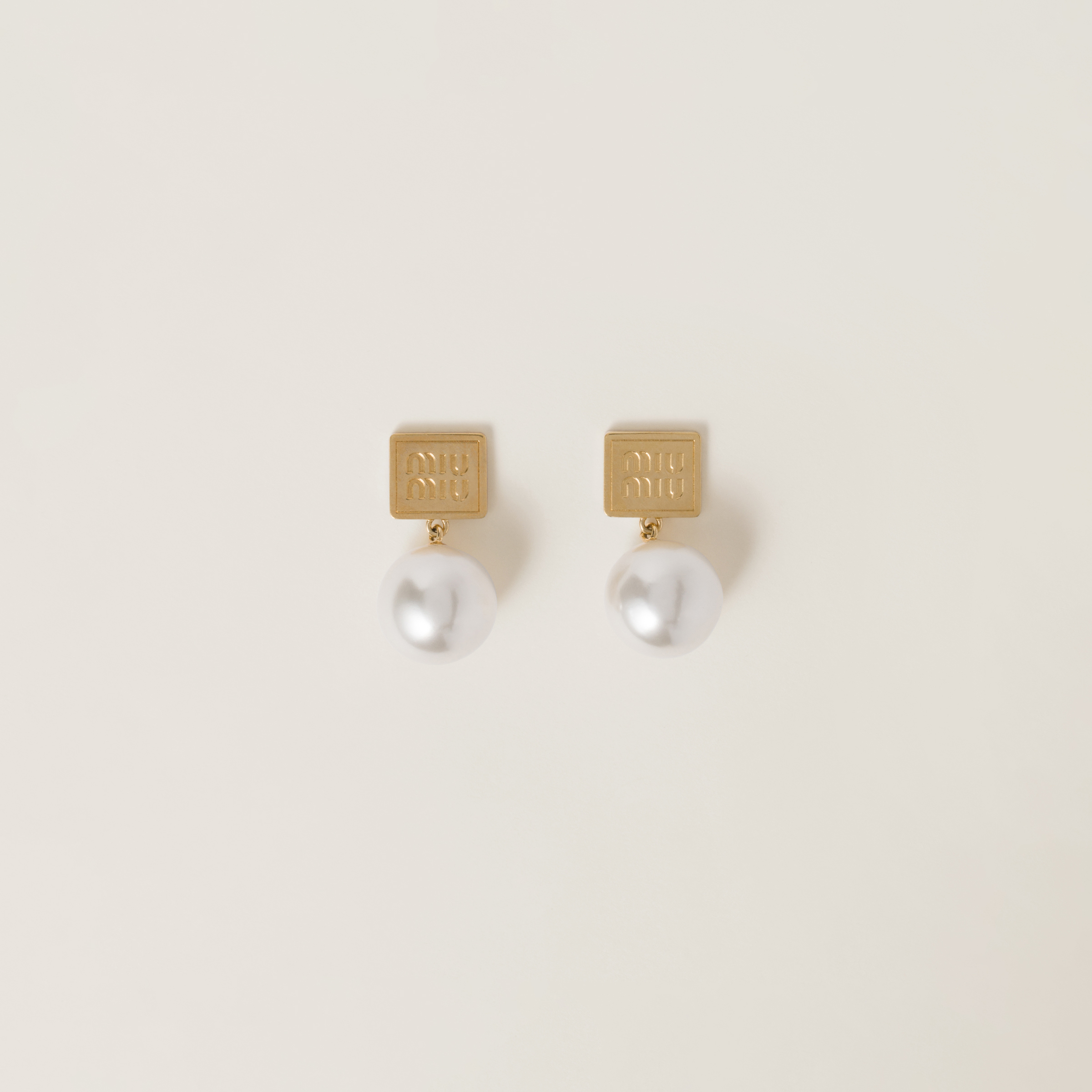 Metal and synthetic pearl earrings