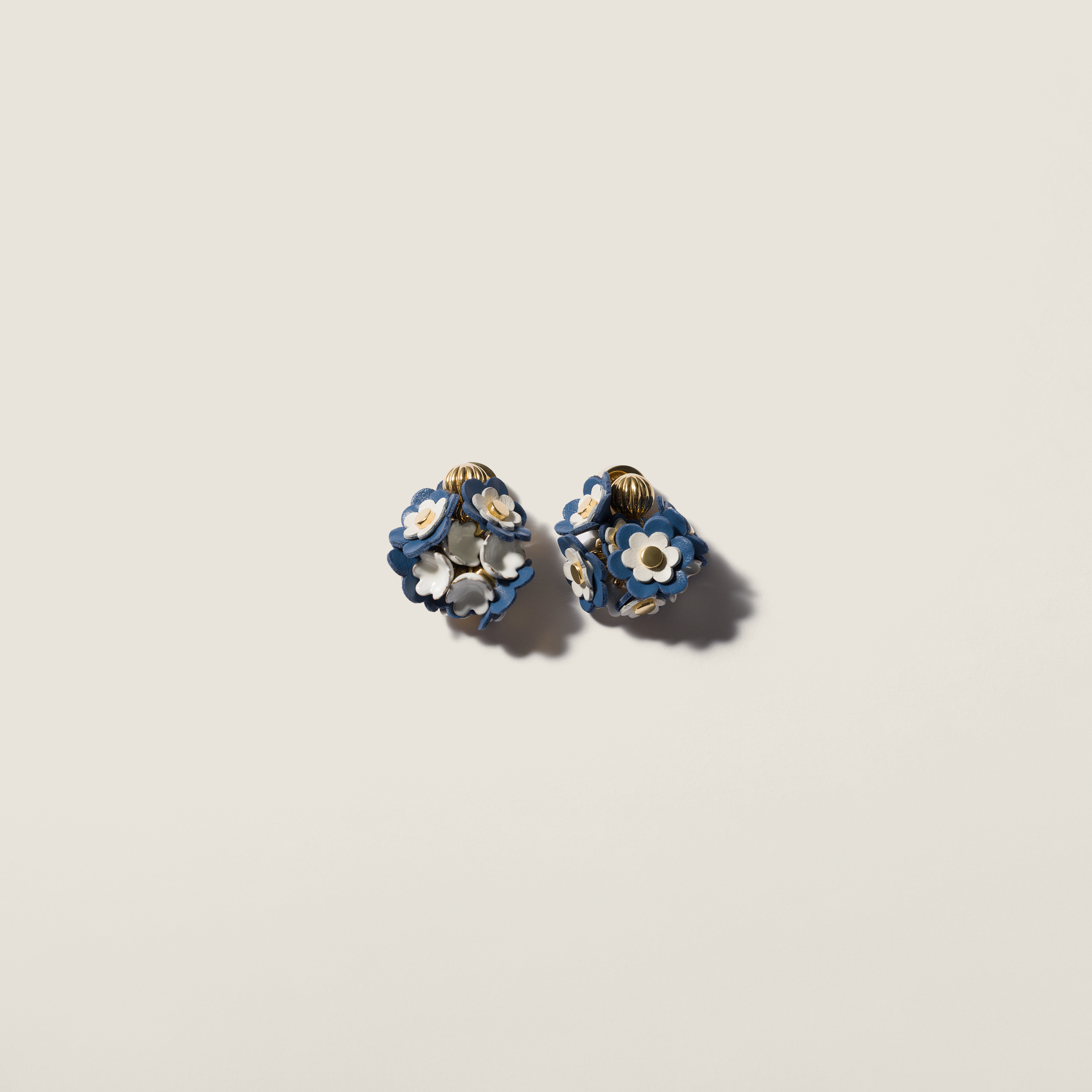 金属和皮革耳环