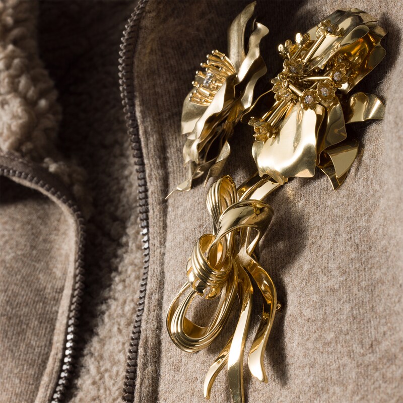 Metal bow brooch