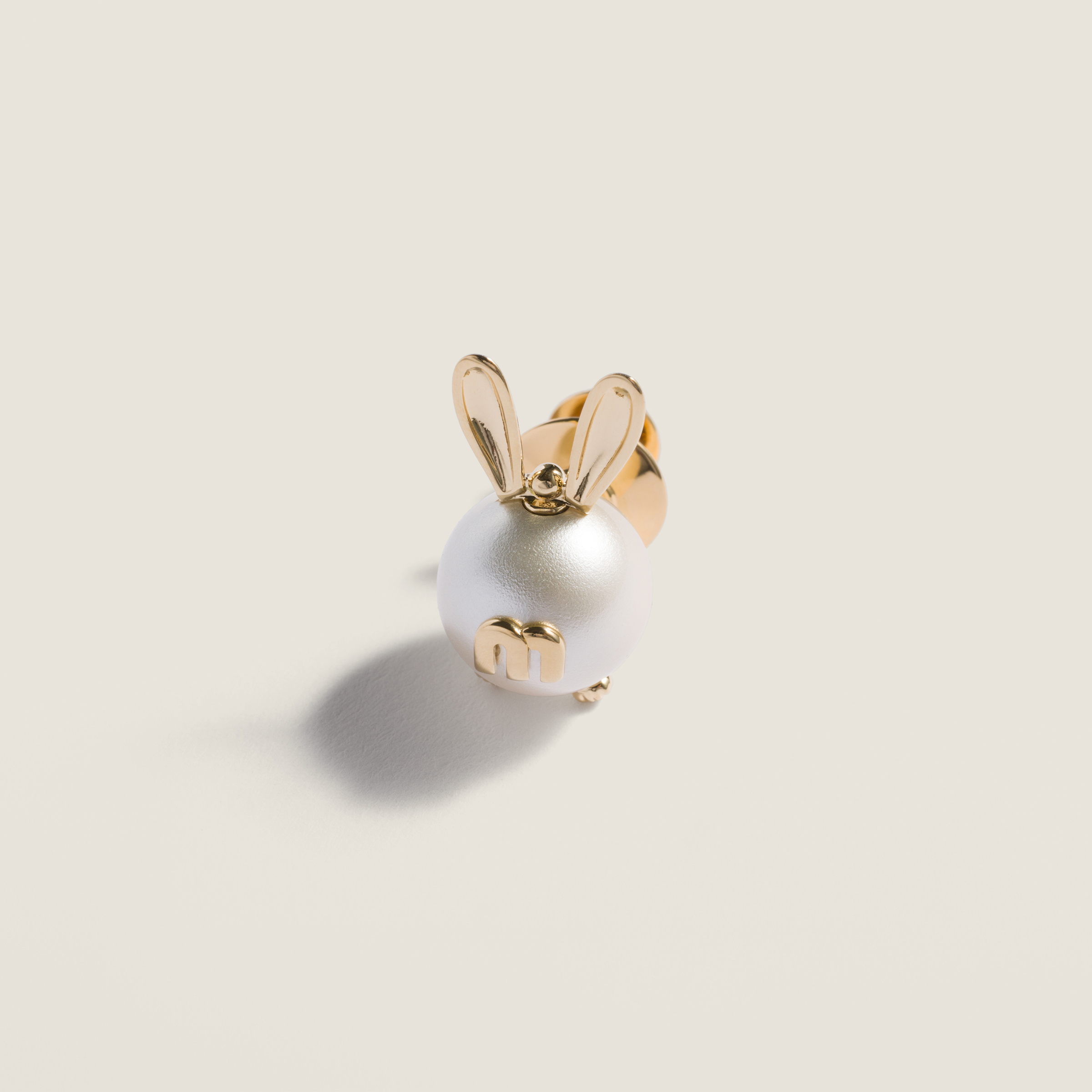 Metal brooch