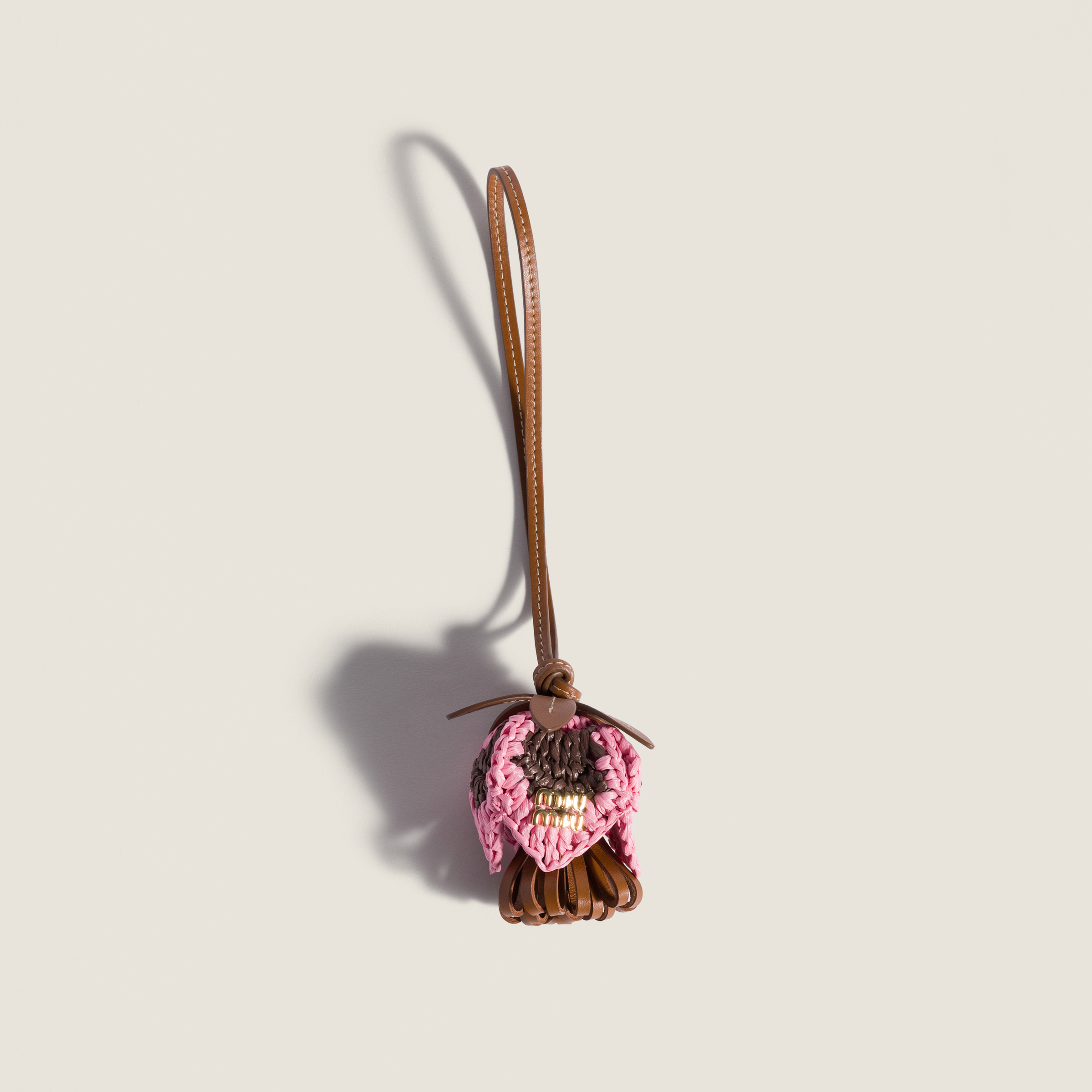 Leather and raffia-effect yarn trick